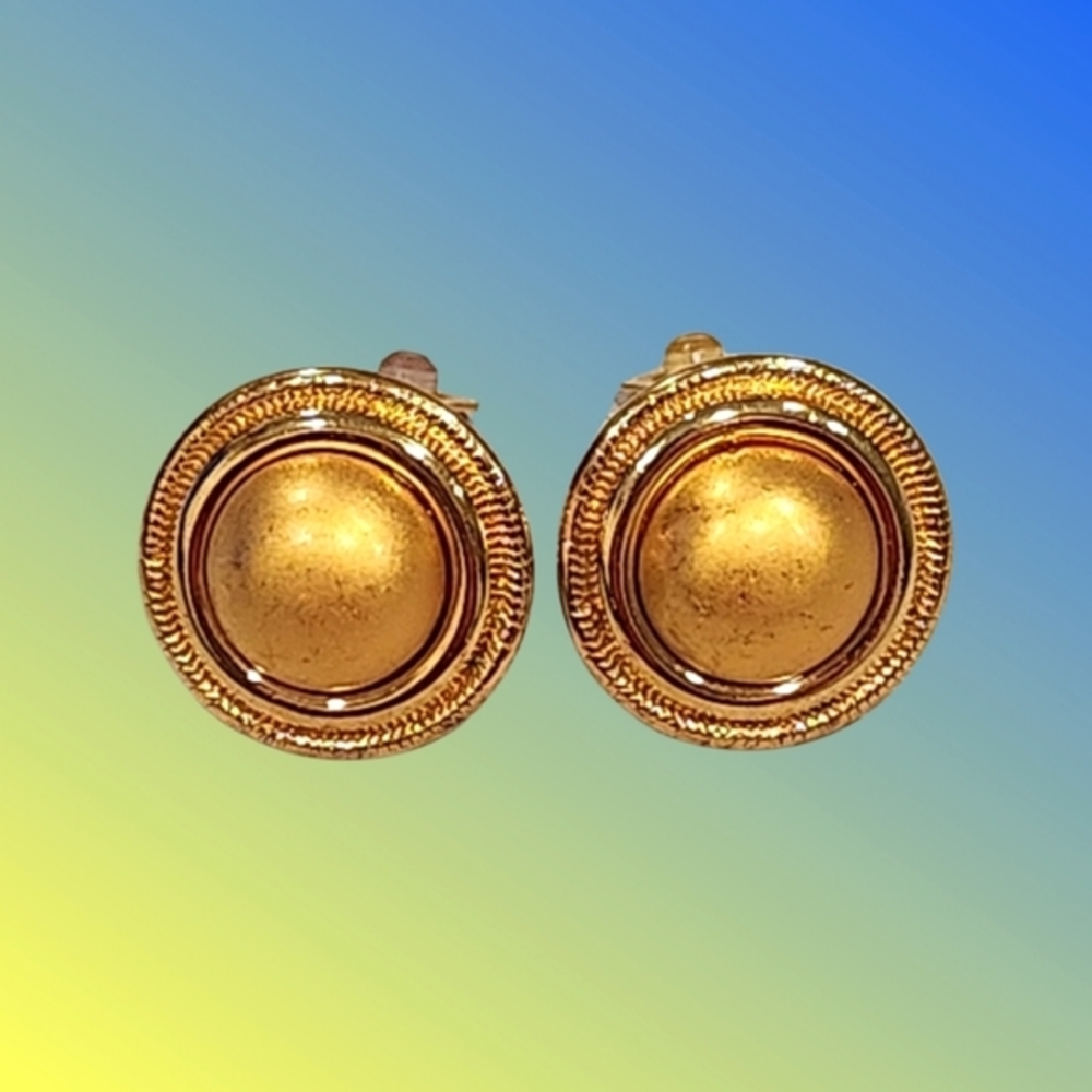 Vintage Gold tone Signed Monet Clip On Earrings‎